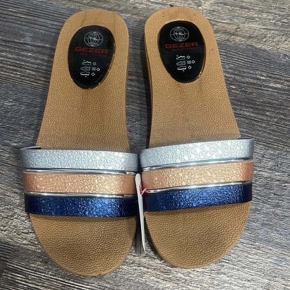 Slippers - Picture 1 of 6